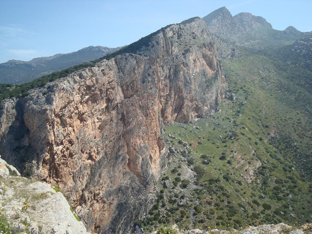 DESFILADERO DE LOS GAITANES (EL CHORRO) Nature Reserve LOCATION: At the heart of Malaga province, it is situated between Ardales, Alora and Antequera and extends over an area of 2.016 ha. 60 km.