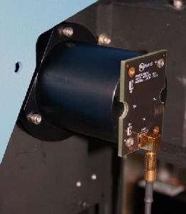 Fluorescence detector (4c) At right-angles to the excitation-beam direction is a multichannel CCD detector, to record a full spectrum of luminescence from the sample.