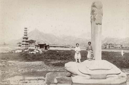 39 CHINA. Statue on stone frog statue, two little girls standing on it. Smal pagoda in the background. 1900.