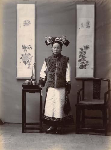 72,00 49 CHINA. A Manchu woman. ca. 1890.