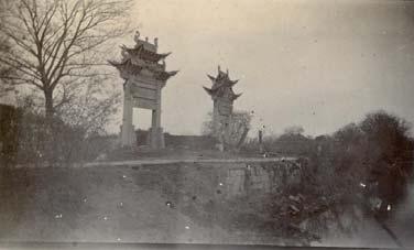53 CHINESE WALL. Memorial Gates at the Chinese Wall. 1900. Original photograph, gelatine silver print, 6,5 x 10,6 cm. 24,00 54 DA KANG. Miao. Older man with straw-bale. Peking, ca. 1995.