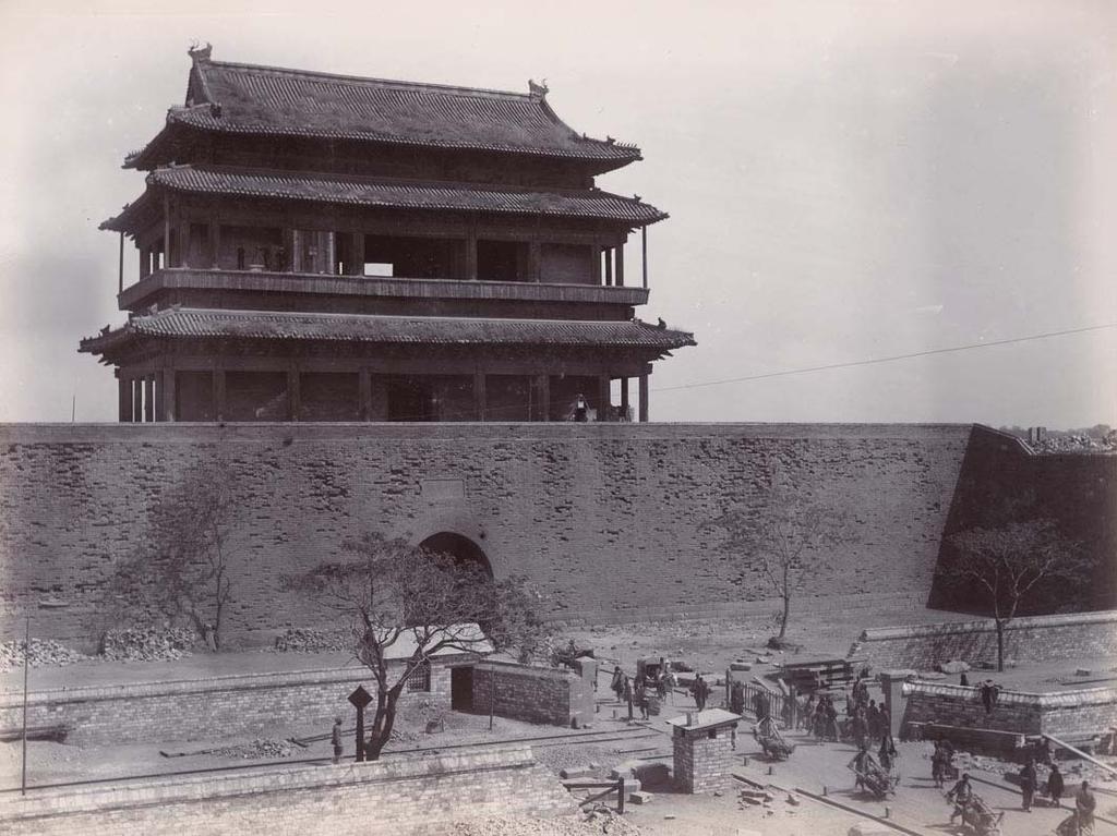 131 PEKING. The Zhengyang Gate (Ciean-mun, or Chean-Gate at Peking). ca. 1890. Original photograph, gelatine silver print, 20,2 x 26,6 cm.