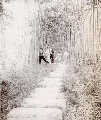 164 SHANGHAI. Pieter Bakels with four of his guests in a wood near Shanghai. 1900.