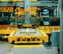 Moulding box handling by means of hydraulic cylinder on roller conveyors.