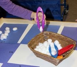 Winter Math Activities Counting Snowballs Container of cotton balls Blue construction paper Tweezers or salad tongs 1.
