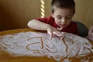 Winter Literacy Activities Writing in the Snow Whipped cream/shaving cream/vanilla pudding Cookie sheet, placemat, or baking tray 1.