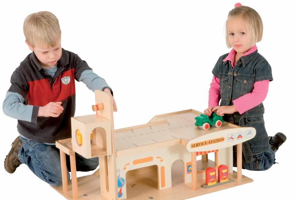 The 15 easy-tograsp wooden blocks slot onto rods on the flatcars, providing a great opportunity to practice fine motor skills.