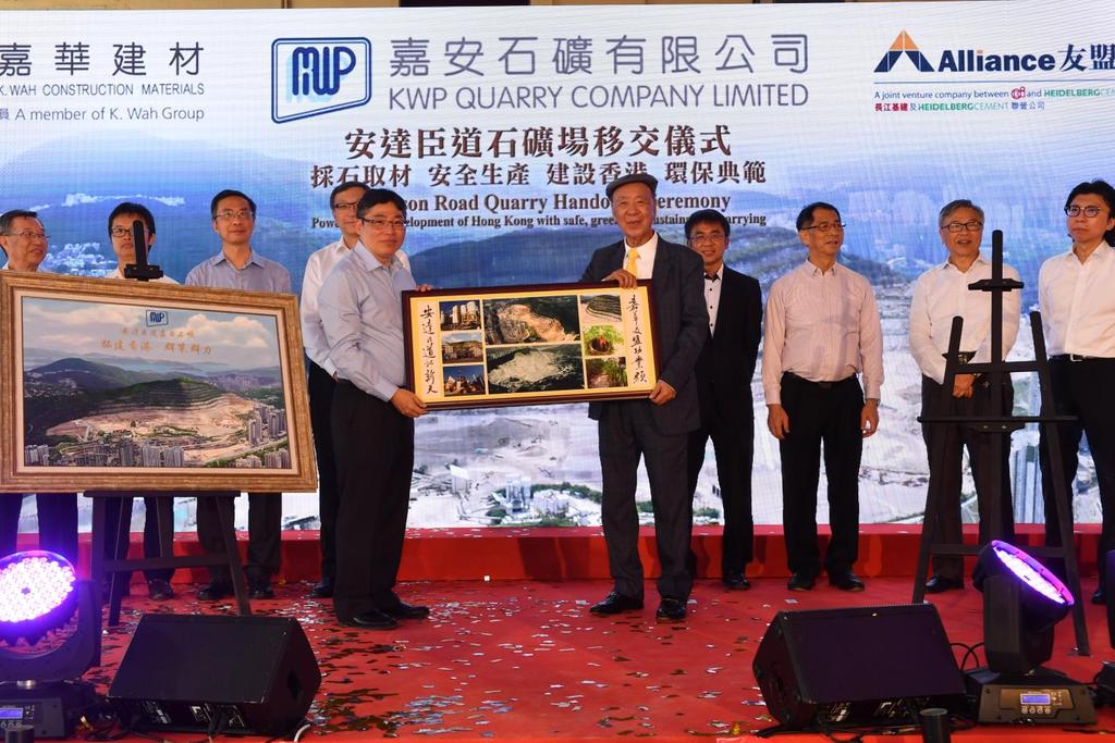 Photo 2: Mr Lam Sai-hung, JP, Director of Civil Engineering and Development Department and Commissioner of Mines presents an album to Dr