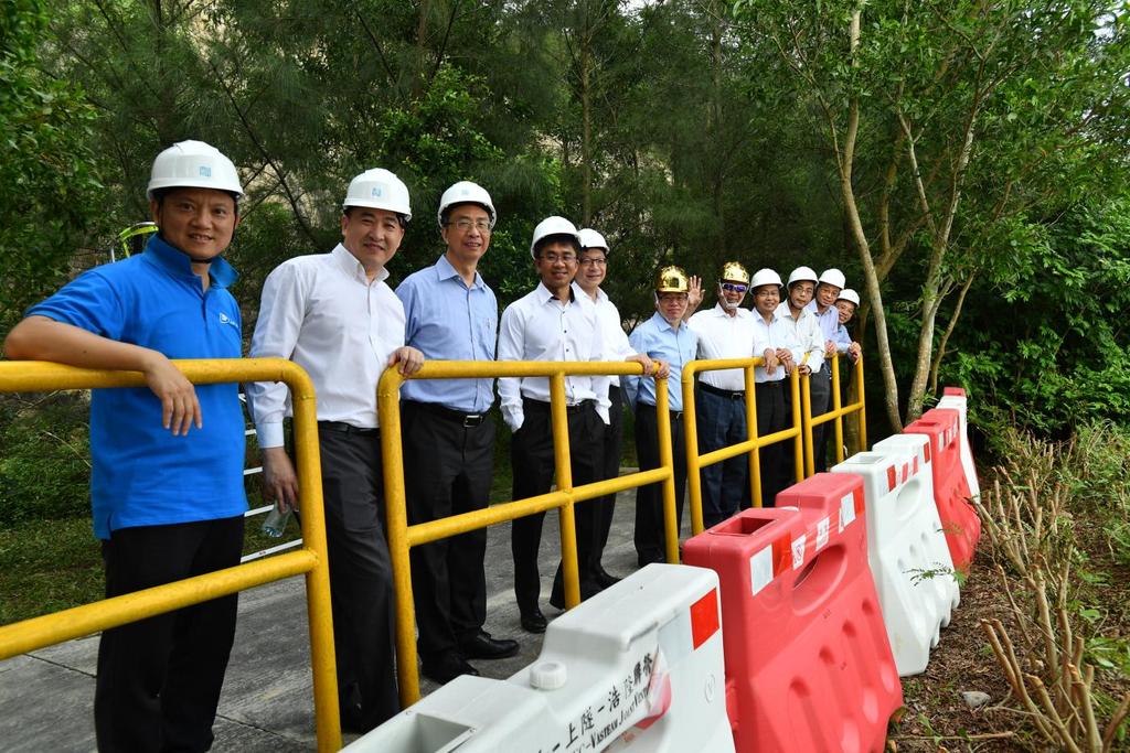 Photo 6: Mr Lam Sai-hung, JP, Director of the Civil Engineering and Development Department and Commissioner of Mines (Left 6); Dr Lui Che-woo, Chairman of K.