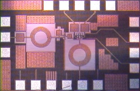 4.5. Experimental Results Figure 4.10: The proposed current-folded mixer chip photograph. Figure 4.11: Current-reused injection mixer chip photograph. 4.5 Experimental Results Both the mixers are fabricated and configured to be measured on wafer level.