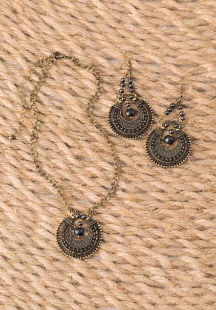 DANGLE DOODLE DANDY For an easy-breezy statement necklace, try these dancing dangles on for size.