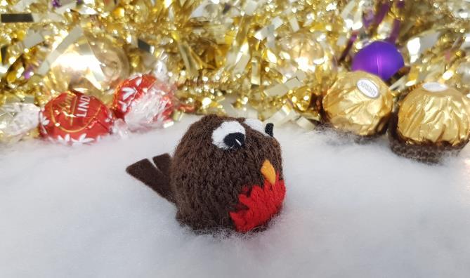Knit a Pud Help St Clare by making a knitted Robin to fit over a Ferrero Rocher or a Lindt truffle.
