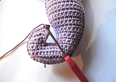 After the last point, crochet 2 x sc and then start with the dorsal fin, which is directly crocheted to the body.