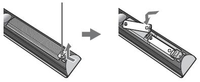 Instalaţi un şurub pentru metale (M6x12-15, nu este furnizat) în gaura pentru şurub a televizorului. Legaţi cele două şuruburi cu o bucată rezistentă de cablu.