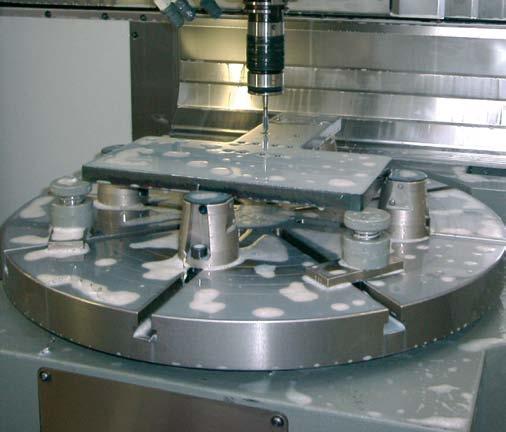 Attaching a lateral stop enables the workpiece to be repeatedly clamped. When used in conjunction with base plate 6498FT, the side clamp can also be placed across the table groove.