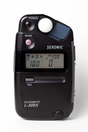 the camera and point the light meter s lens (without the dome cover) toward the scene and click the measuring button.