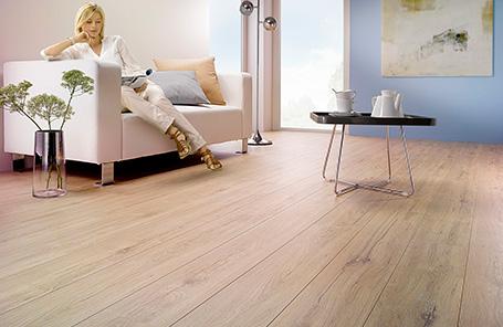 WOOD FLOORING On the other hand, laminate floors are usually installed on top of a 1-3mm-thick layer of polyethylene foam or felt which, in addition to contributing to the heat and sound insulation