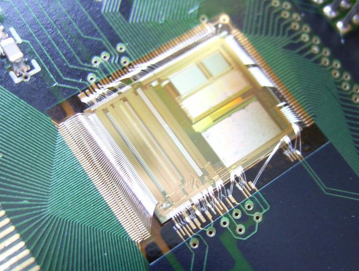 Readout Electronics VFAT A digital on/off chip, with an adjustable threshold for each of 128 channels.