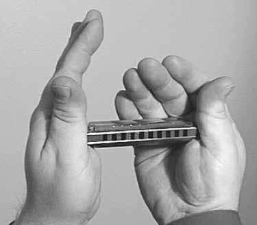 We stop and release air with our hand while slightly shaking the harmonica at the same time. If you are having trouble with this technique, play along with the Video.