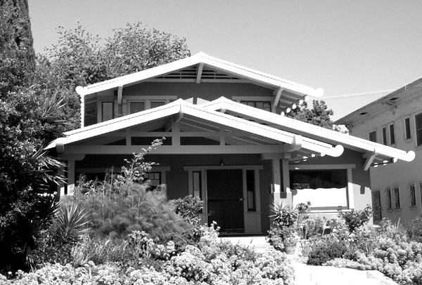 Airplane Bungalow The Airplane Bungalow style dates from the early 1900s and became very popular in Los Angeles in the mid-teens.