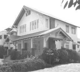 The Craftsman Bungalow grew out of the Craftsman movement s desire to use traditional building materials and techniques, and to create smaller, easy to maintain structures for the turn of the century