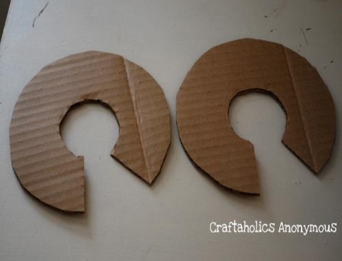 Use round objects to trace circles onto cardboard to make 2 templates