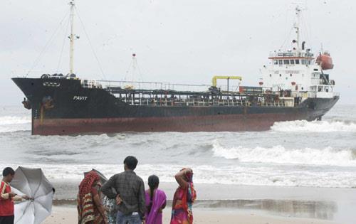 Requirement for Persistent Maritime Surveillance 7 Aug 2011, the MV Pavit Grounded on Juhu Beach, Mumbai The Pavit, a 77 meter, 1000-ton vessel : Abandoned near Oman with machinery problems Drifted