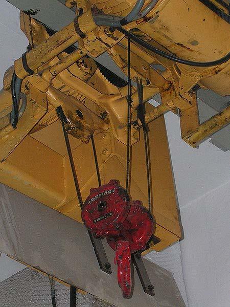 A crane using the compound pulley system yielding an advantage of 4. The single fixed pulley is installed on the crane. The two movable pulleys (joined together) are attached to the hook.