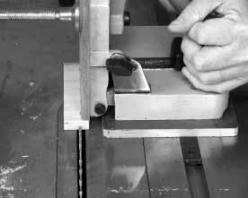 SETUP Select one set of dovetail bits from the table for Combinations for Half-blind dovetails with the pins and the tails cut separately in the section"tables OF COMMONLY