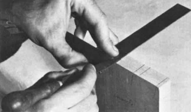 From the outside the tool tends to follow the grain away from the side of the pin. After the pins have been scribed, use a square to scribe the lines across the end grain.