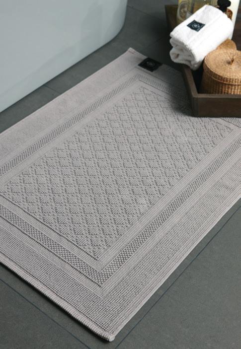 The super chunky yarn provides a weight of nearly 1600 gsm/m2 in a detailed diamond structure design.