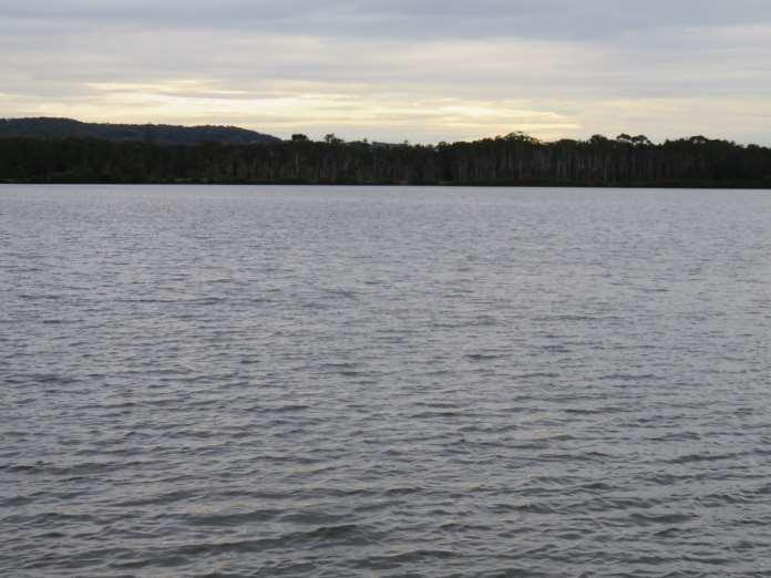 Belmont Lagoon (typical winter scene) 33 02'39"S, 151 39'48"E Surface area approx 40ha Depth range: 10cm-70cm est.