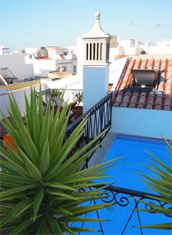 Another excursion might be to Fuseta, a nearby fishing village or to the architecturally attractive town Tavira, which is completely different in character from Olhão.