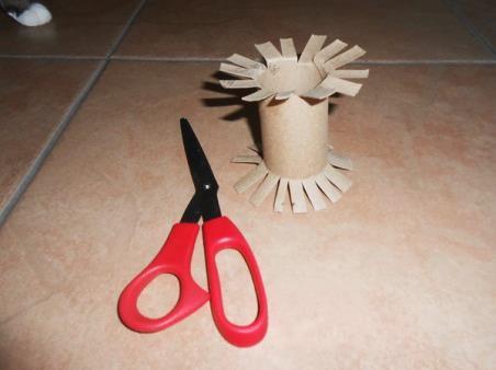 Sunshine Toy Empty cardboard toilet paper rolls Scissors Step 1: