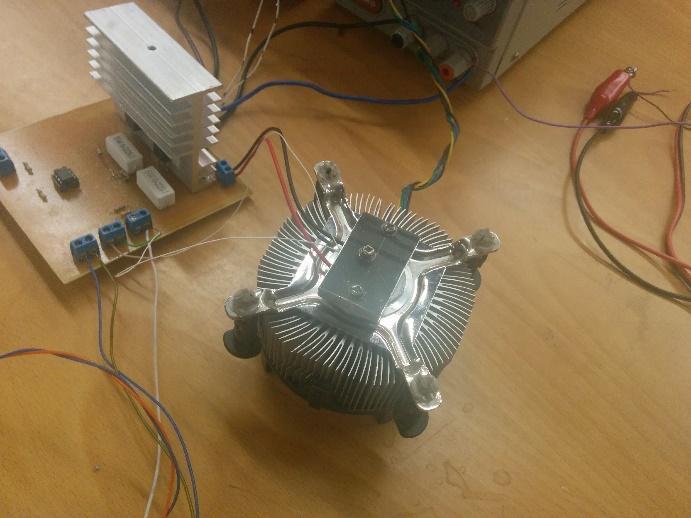 It turns out that the Peltier device needs proper cooling to behave the way it is meant to.