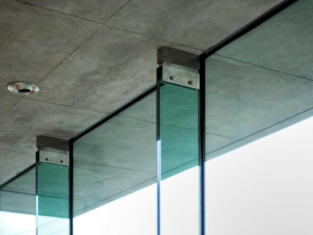 Design of Glass Fins Interstorey movement allowance
