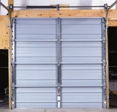 STEELFORM FEATURES Every SteelForm door is built for superior performance and includes the features listed below. For additional options, please see the inside spread. 1 2 Durable construction.