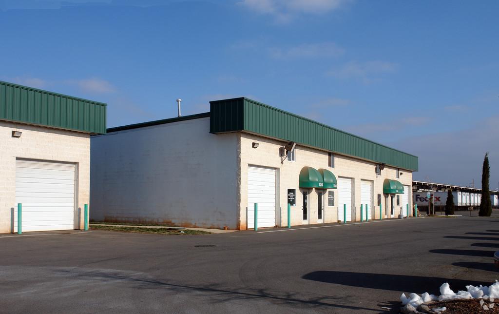 10424-10438 Business Center Ct Class C Industrial Subtype: Warehouse Tenancy: Multiple 9,631 SF Floors: 1 Typical Floor: 9,631 SF 2,750 SF 2,750 SF 2,750 SF $12.61/+UTIL EXPENSES PER SF Taxes: $0.