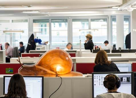 2 3 4 Trailblazers Text: René Haenig, Photos: Karl-Heinz Hug The shining snail-shaped lamp on the shelf is a perfect fit for the Lausanne newsroom. It s not that slowness rules here.