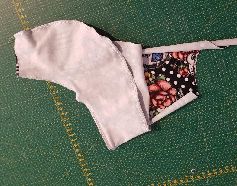 Pocket pouch Put the two pocket pieces right sides together, sew the curved edge.