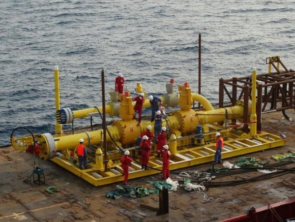 A flanged subsea launcher was connected to the South PLEM tie-in flange and both Tecno Plugs were pigged, through the PLEM, to their respective set locations.