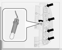 Îngrijirea autovehiculului 137 4. Demontaţi cele patru şuruburi de reţinere cu şurubelniţa. Răsuciţi soclul becului pentru lampa de marşarier în sens antiorar şi înlocuiţi becul. 5.