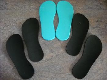 Now trace and cut 2 of each in 2 mm 3D foam - one for the top and bottom of each flip flop.