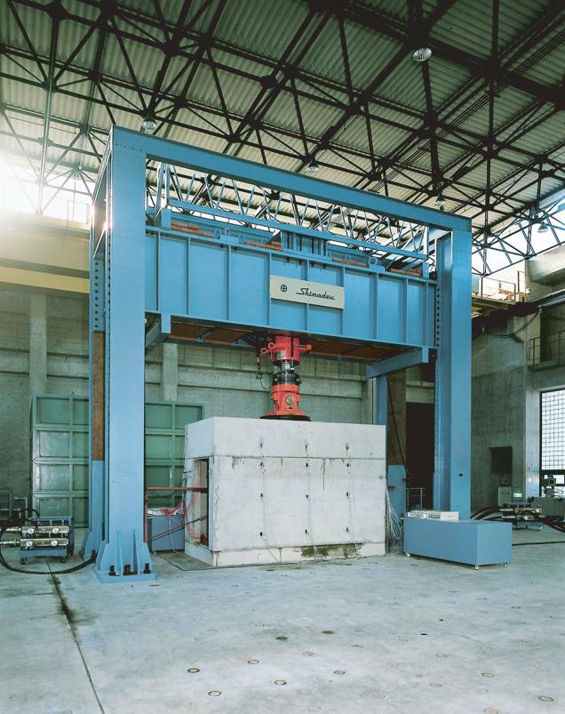Perpendicular loading unit (jig applying pressures equivalent to its own weight) Horizontal loading frame (supplemental reaction wall) Tensile test jig and hydraulic non-shift