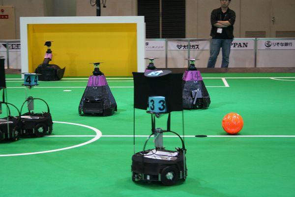 A RoboCup game in the middle-size league (Osaka, 2006). FU-Fighters in blue. Warped view of the environment obtained with a parabolic mirror.