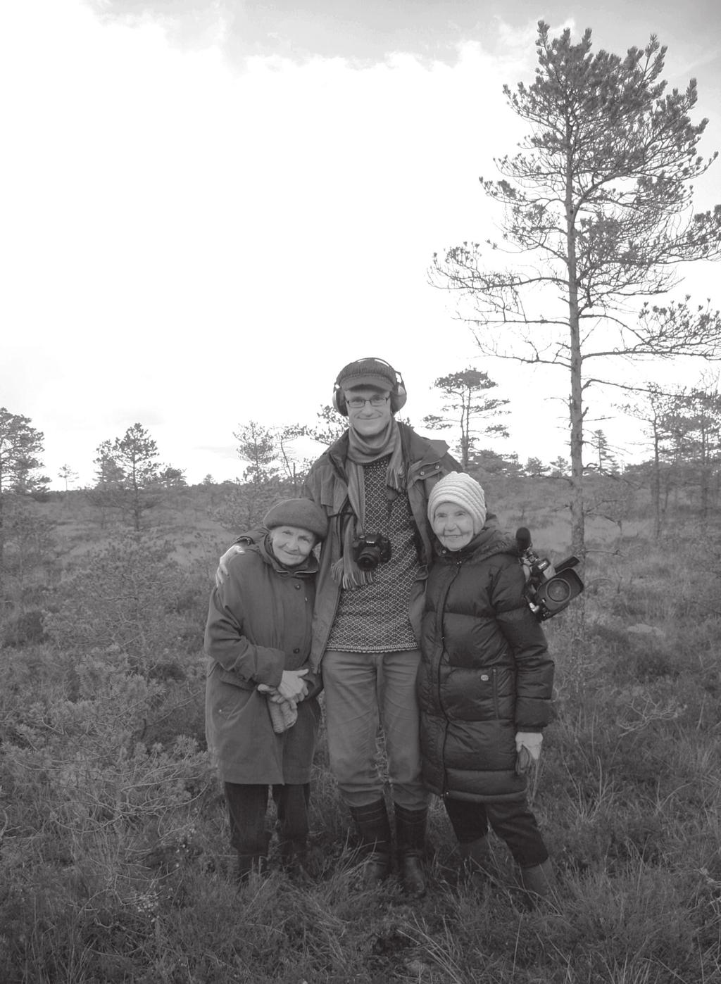 Heldi Ausmees, Jüri Metssalu ja Salme Eenlo välitöödel Juuru raba pärimuspaikades oktoobris 2009. Pille Vahtmäe foto. ka pärimuspaiku, lisaks fotografeeriti informante ja kogumissituatsioone.