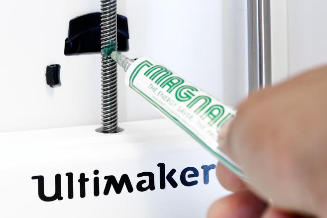CAUTION: Do not use Magnalube on the smooth axles, this will affect the working of your Ultimaker 3. Likewise, never use Unilube on the Z screw.