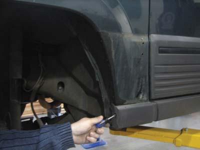 Front Flare Installation Procedures (Driver s Side): 1 2 Remove tire using an impact wrench.
