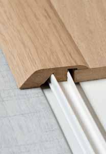 25 25 Year structural guarantee V groove Suitable for use with underfloor heating Aqua Block AC4 AC rating L For room suitability please see page 145 Grey Oak SDH2401