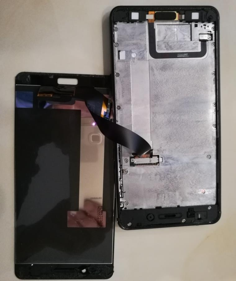 Step 2: Removing the display panel assembly By using a heat gun/hairdryer soften the glue for removing display panel assembly from aluminum alloy phone case beneath the panel assembly before the